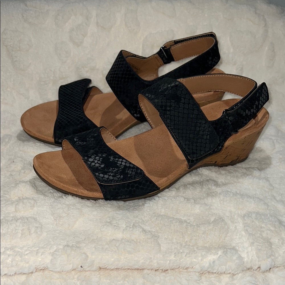 Vionic Black and Tan Women's Sandals Size 8.5 Yeezy Good Preowned Condition